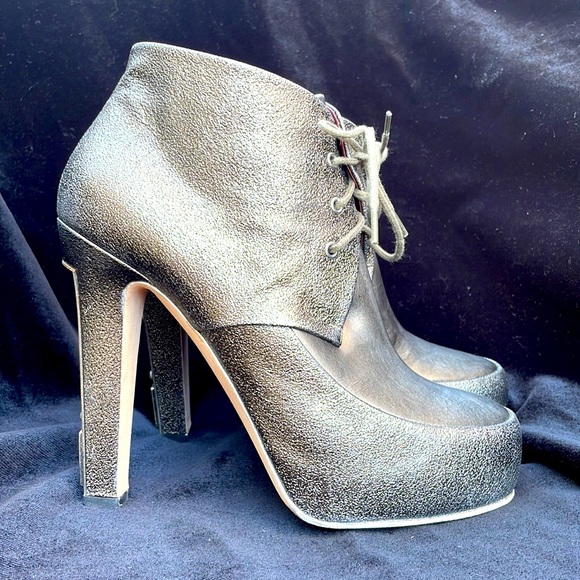 CHANEL SILVER METALLIC LEATHER  HIGH HEEL ANKLE BOOTIES ! - 9 - GORGEOUS !🔥💋 - Picture 7 of 15